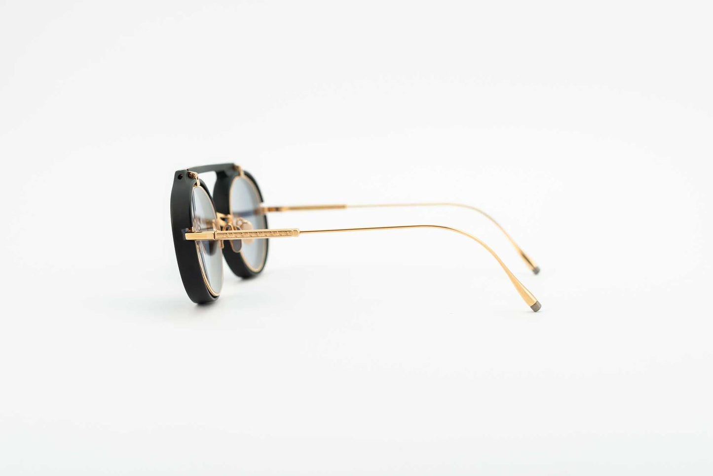 Occhiale da sole Masunaga K-3: Scutum Oro/Nero #S19 - Spectaclo.com - eyewear store - Occhiali da vista -
