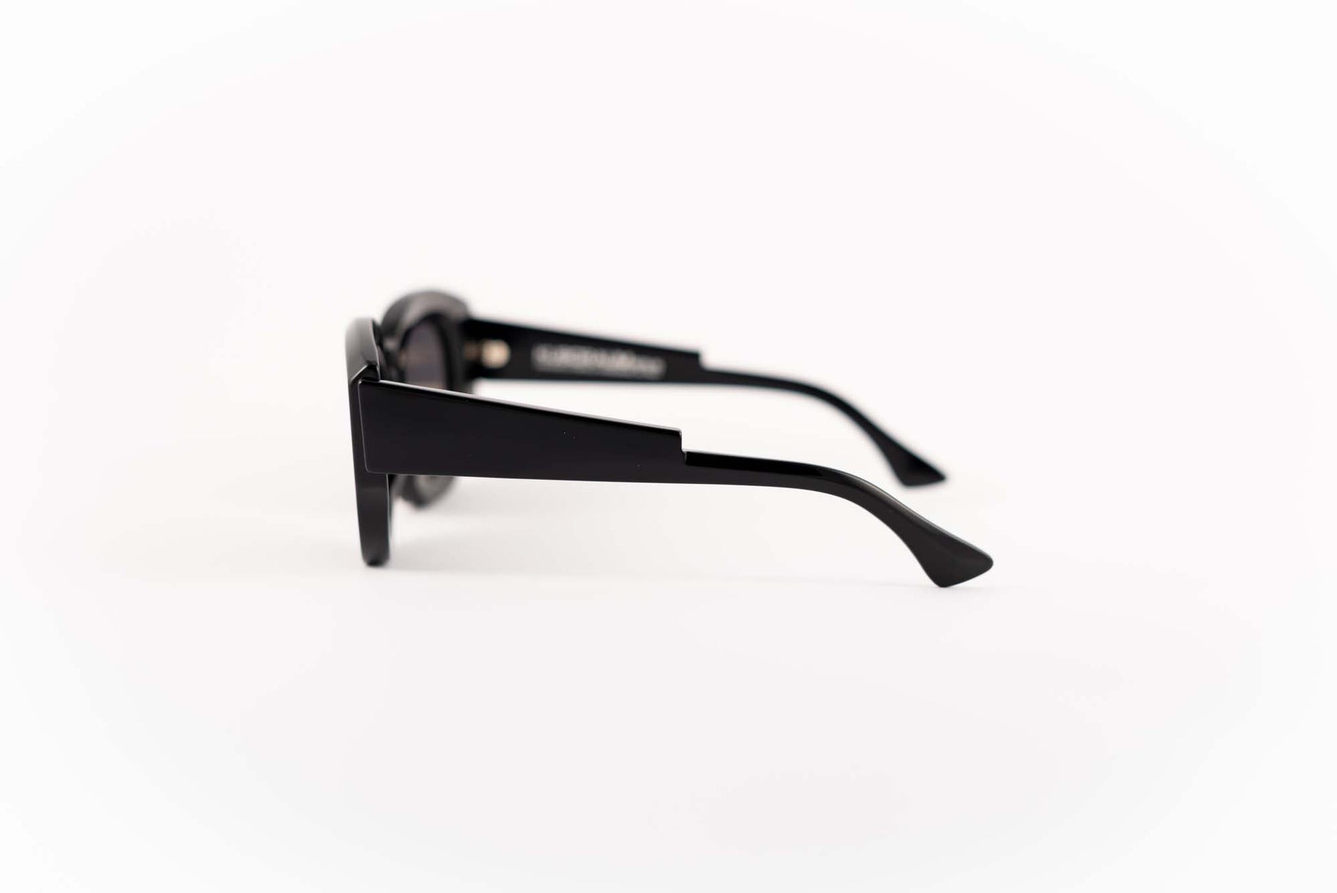 Kuboraum Occhiali da sole Nero / Acetato / Gatta Kuboraum Maske B2 BS: occhiale nero a farfalla oversize con lenti fumo