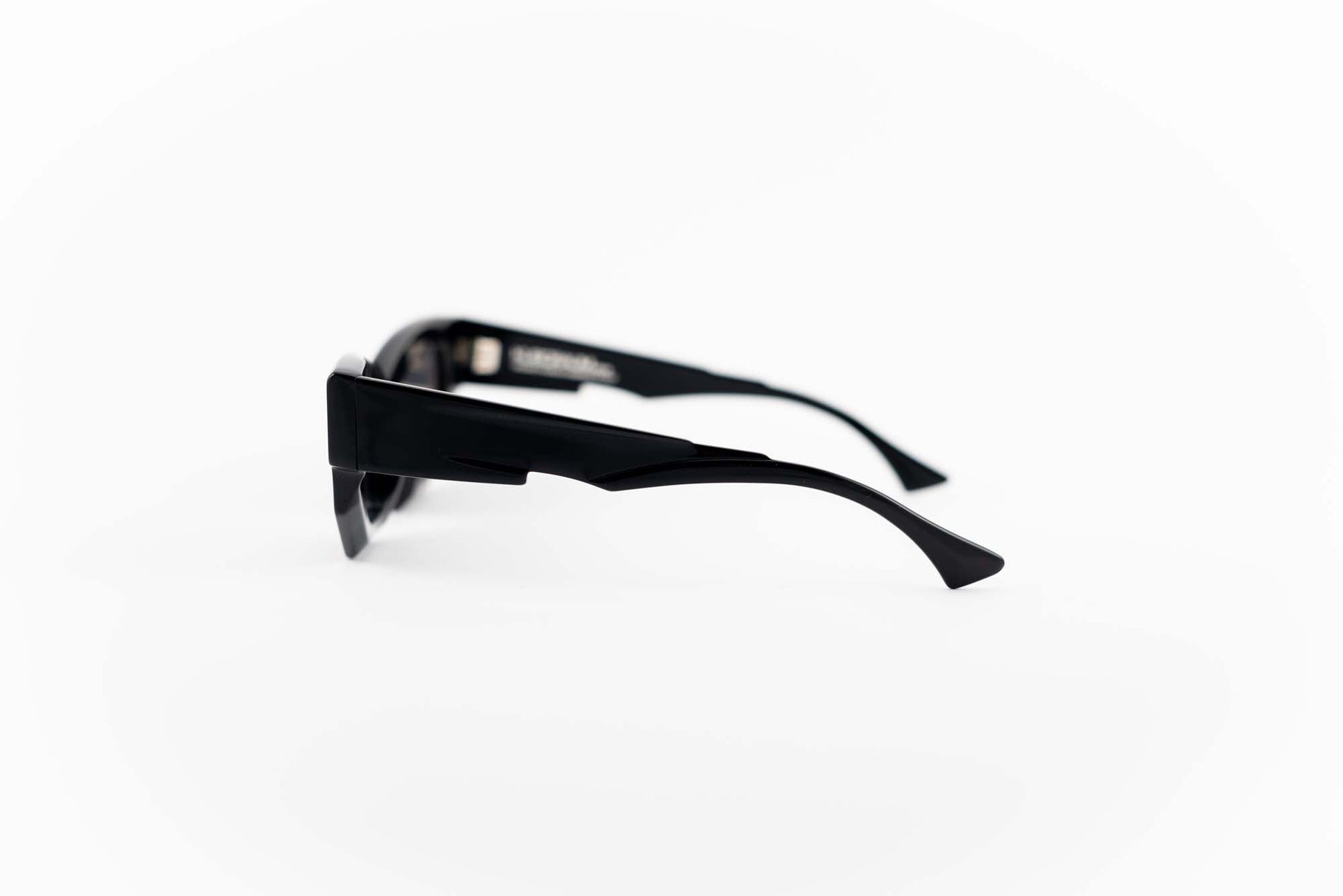 Kuboraum Occhiali da sole Nero / Acetato / Gatta Kuboraum Maske F5 BS: occhiale nero a gatta con lenti fumo