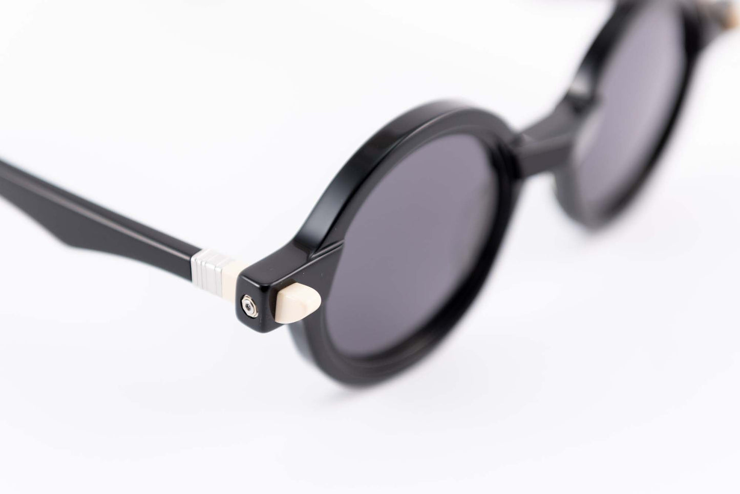 Kuboraum Occhiali da sole Nero / Acetato / Tondo Kuboraum MASKE Q7 BS: occhiale in acetato nero tondo da sole