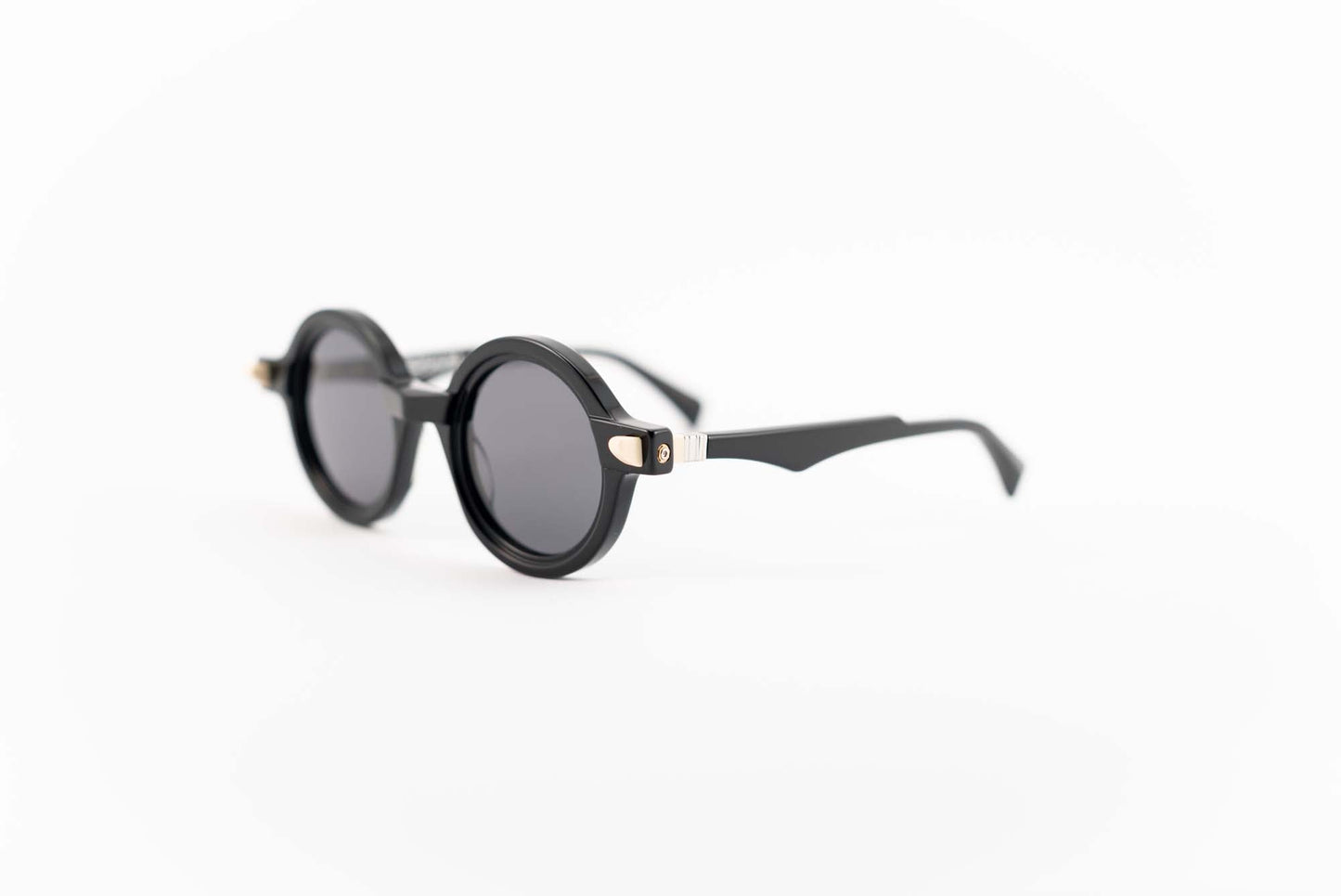 Kuboraum Occhiali da sole Nero / Acetato / Tondo Kuboraum MASKE Q7 BS: occhiale in acetato nero tondo da sole