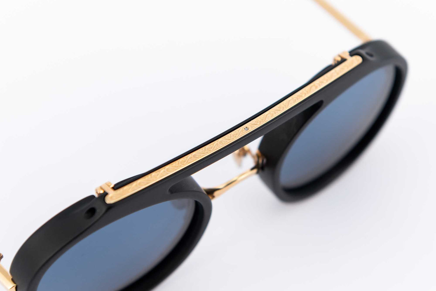Occhiale da sole Masunaga K-3: Scutum Oro/Nero #S19 - Spectaclo.com - eyewear store - Occhiali da vista -