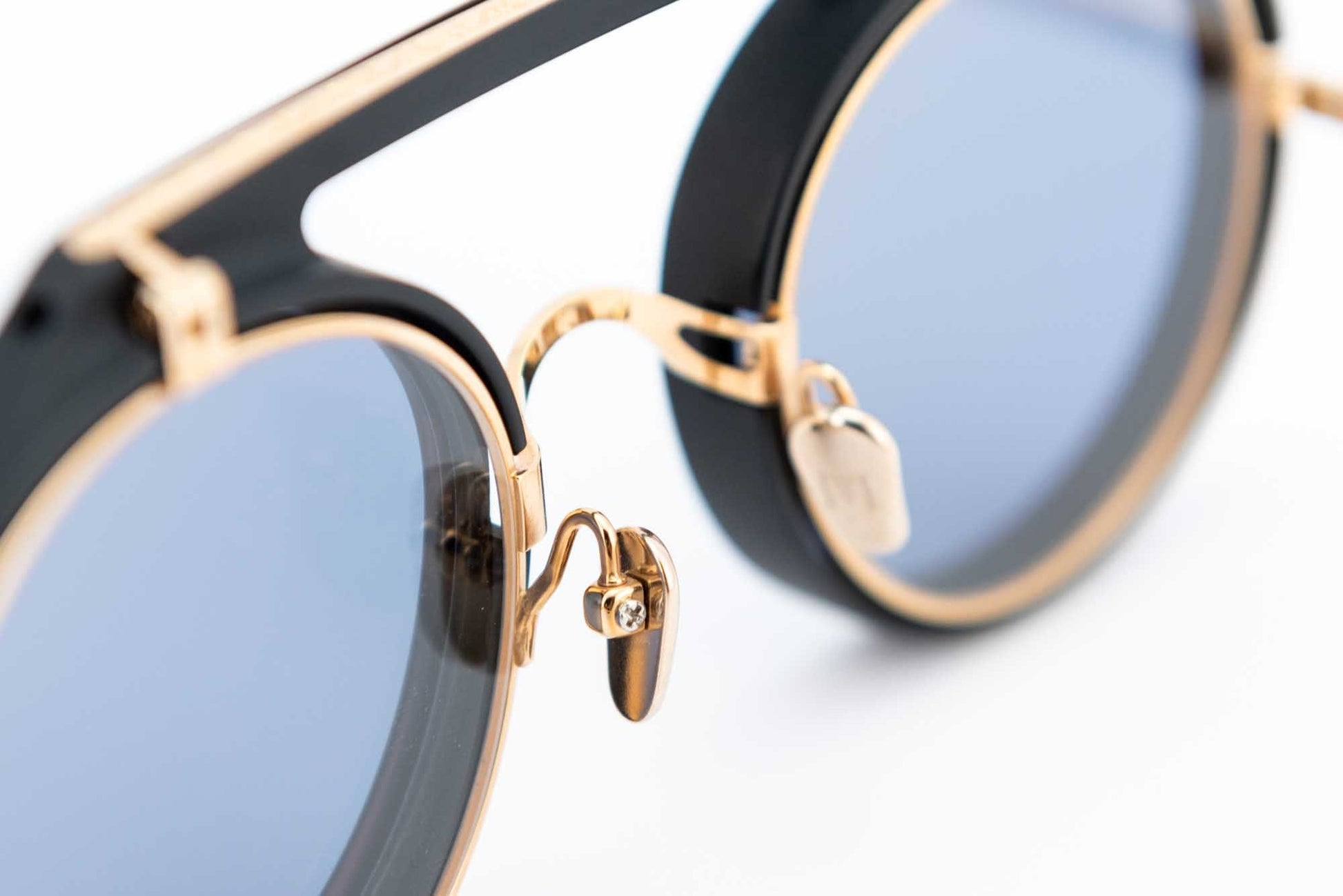 Occhiale da sole Masunaga K-3: Scutum Oro/Nero #S19 - Spectaclo.com - eyewear store - Occhiali da vista -